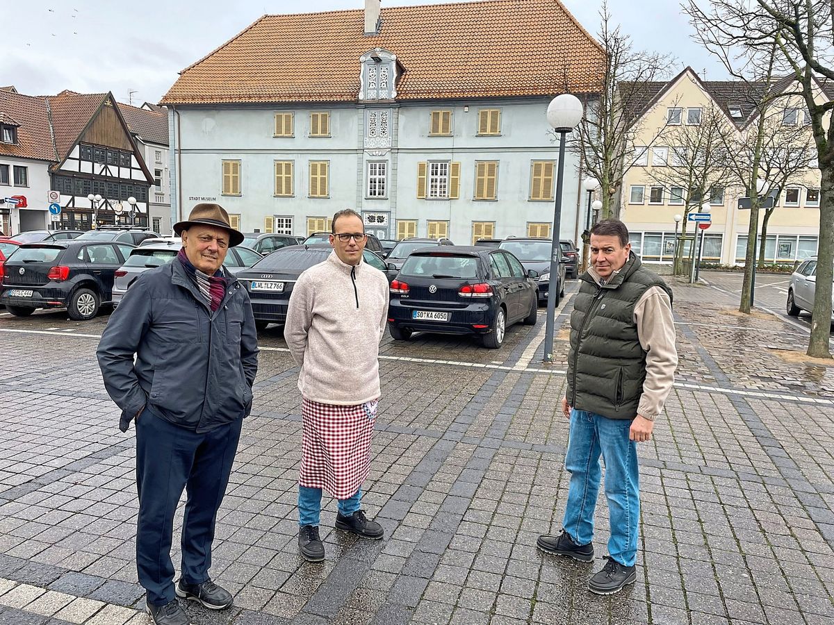 Die Schausteller um v.l. Walter Burghard, Walter Burghard jun. und Andree Langenscheidt sind gegen eine große Museums-Lösung. Foto: Rückert