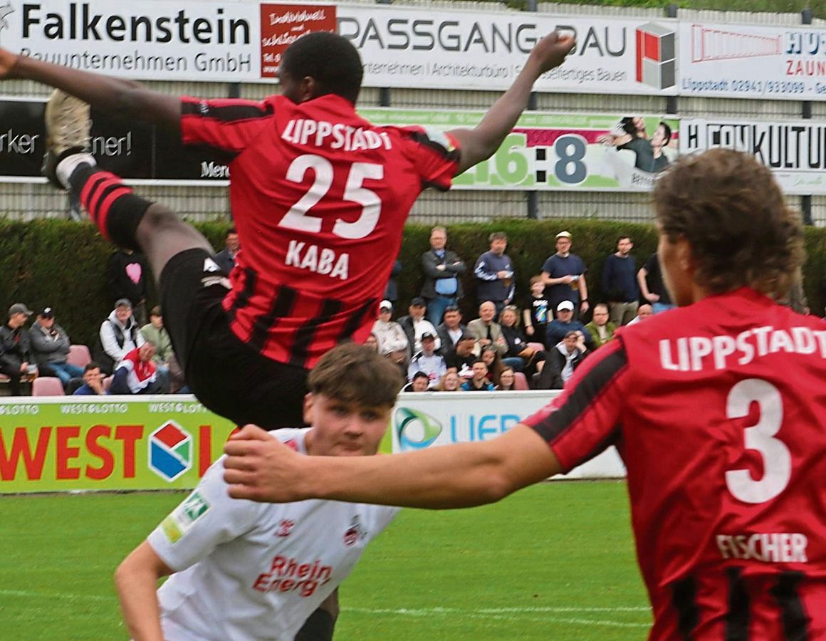 Kommt der SV Lippstadt noch mal nach oben oder fällt er runter? Die Schwarz-Roten müssen beim FC Wegberg-Beeck unbedingt gewinnen, allein um noch mal Druck auszuüben auf die Konkurrenz aus Mönchengladbach und Paderborn. Fotos: Lütkehaus