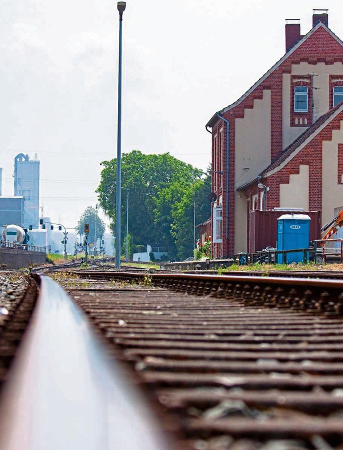 Übers WLE-Gleis (hier im Bild am alten Erwitter Bahnhof) könnten irgendwann auch wieder Personenzüge rollen. Zumindest hatte eine Machbarkeitsstudie dem Vorhaben jetzt gute Gründe und Perspektiven attestiert. Foto: Eickhoff