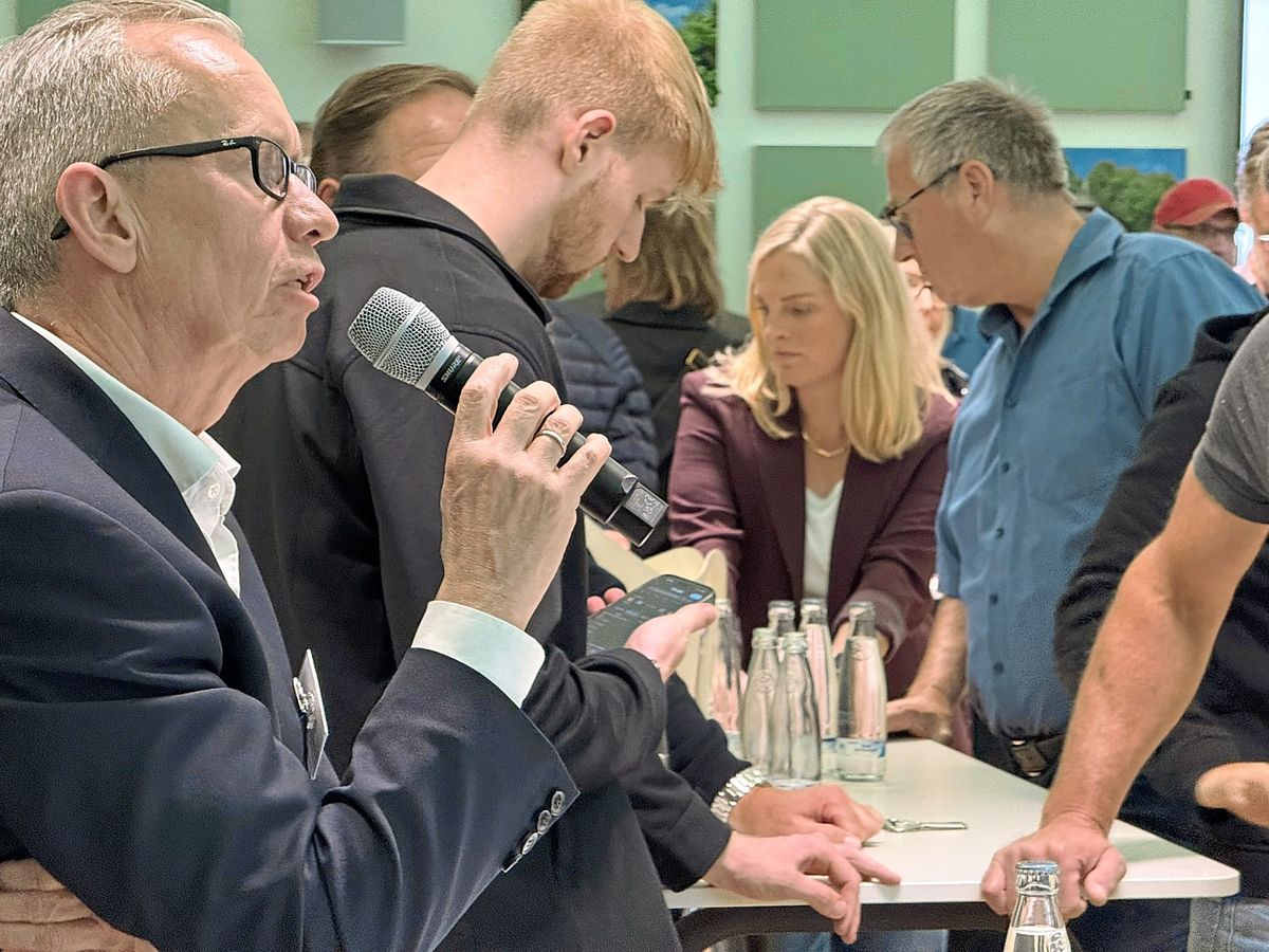 Beigeordneter Hubert Betten moderierte die öffentliche Ergebnispräsentation im Bürgersaal.