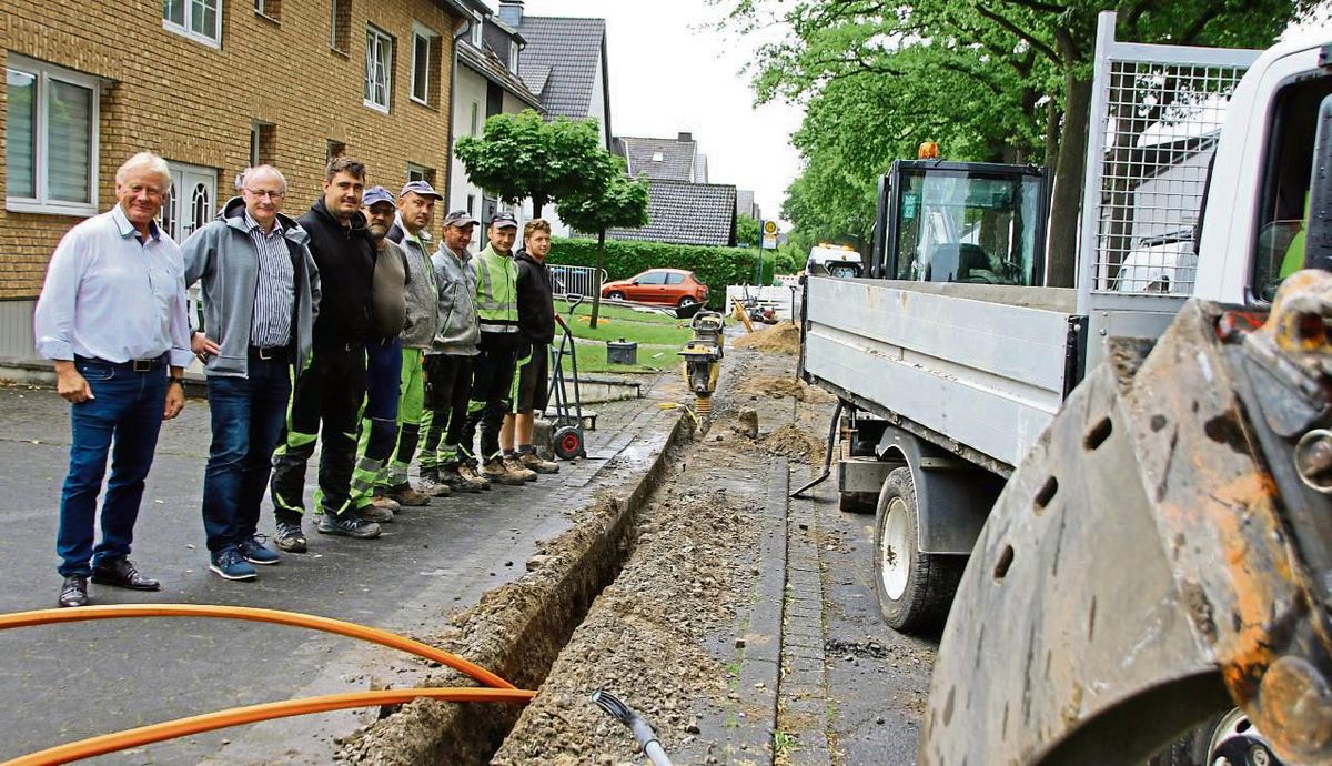 Im Akkord für das schnelle Internet: In Cappel hat das Unternehmen Unsere Grüne Glasfaser vor rund drei Wochen den ersten Spatenstich für den Glasfaserausbau gemacht. Ortsvorsteher Franz Gausemeier (l.) ist happy: „Ich habe lange nicht so fleißige Arbeiter gesehen.“ Auch Fachdienstleiter Andreas Flaßkamp (2.v.l.) ist begeistert. Foto: Cegelski