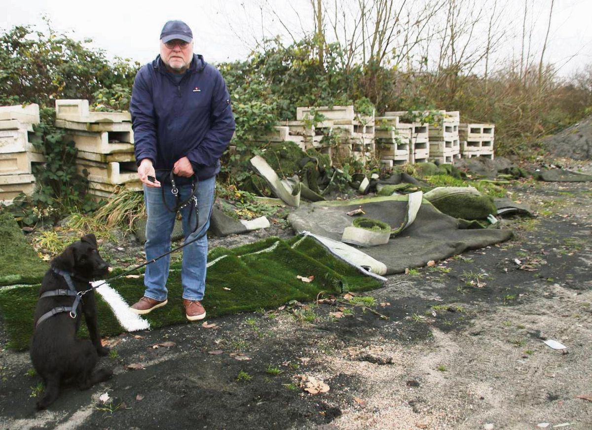 Umweltsünde am Stadion des SV Lippstadt? Wilfried Israel-Heppe befürchtet durch das zwischengelagerte Granulat negative Auswirkungen auf das Trinkwasser sowie eine erhöhte Brandgefahr. Fotos: Lütkehaus