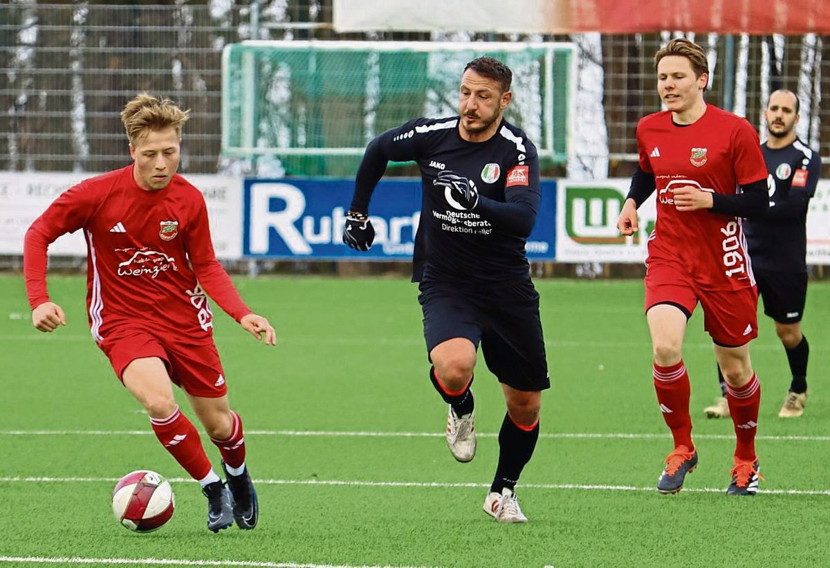 Das Meisterschafts-Rückspiel gewann der SC Internazionale Lippstadt (schwarze Trikots) auf dem Anröchter Kunstrasenplatz mit 3:2. Dafür siegte die TuS-Reserve im Hinspiel in Lippstadt deutlich mit 4:1. Foto: Feichtinger