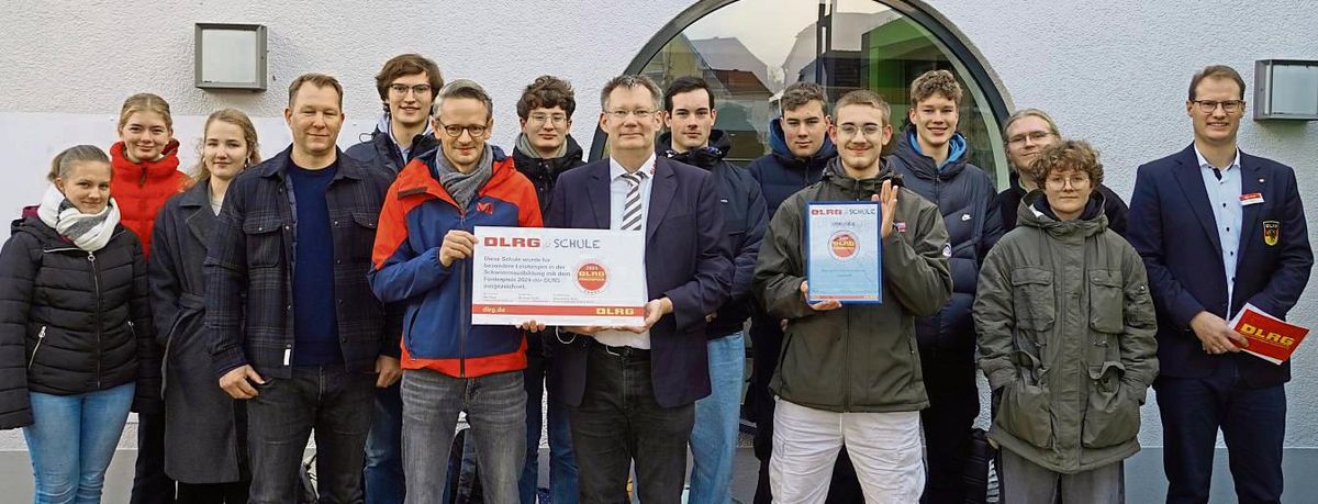 Preisübergabe des DLRG-Schulsiegels an den Oberstufen-Schwimmkurs des Evangelischen Gymnasiums: Übergeben wurde der Preis von Frank Keminer (Präsident des DLRG-Landesverbandes Westfalen) und Maximilian Röhr (Bundesbeauftragter DLRG & Schule) an Steven Klose (kommissarischer Schulleiter des EG) und Dr. Steffen Menze (Sportkoordinator des EG).