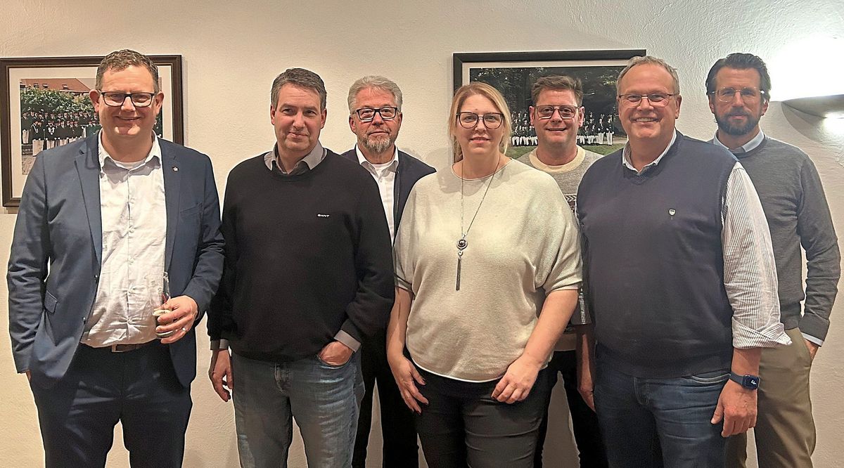 Lippstadt hat jetzt einen Bundesschützenfest-Verein und das ist der Vorstand: (v.l.) Sebastian Verhoeven, Josef Freund, Michael Nolte, Jessica Lanhenke, Nico Schindler, Andreas Busch und Christian Rebbert bilden das Vorstandsteam. Der Verein kümmert sich um die Planung und Organisation des XXL-Festes, das 2028 in Lippstadt gefeiert werden soll.
