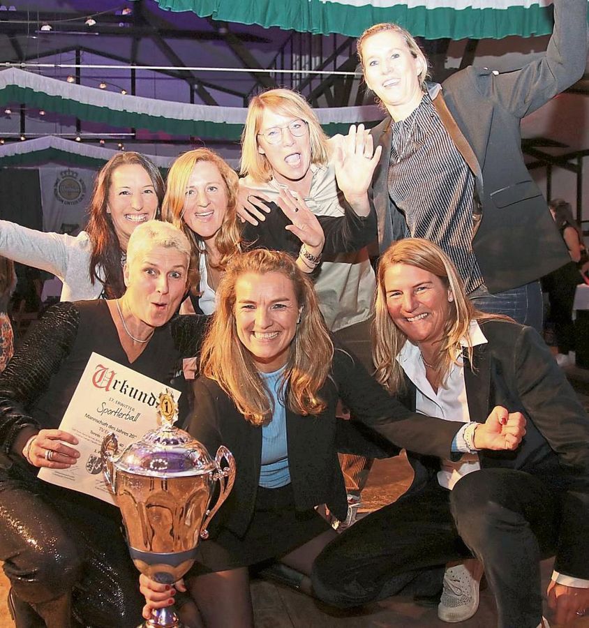 Alle Dämme brachen im Lager des TV Erwitte, nachdem die erste Tennis-Damenmannschaft 40 für ihren Meistertitel und Aufstieg in die Westfalenliga unter tosendem Beifall zur Mannschaft des Jahres gekürt wurde. Fotos: Wiegand