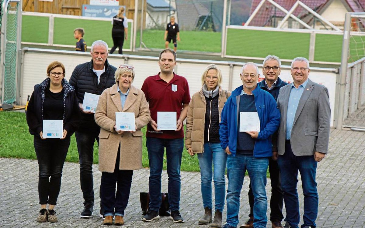 Plaketten für gleich fünf Leader-geförderte Projekte verteilten Michaela Gran (5.v.l.) und Udo Heinrich (2.v.r.). Fotos: Löseke