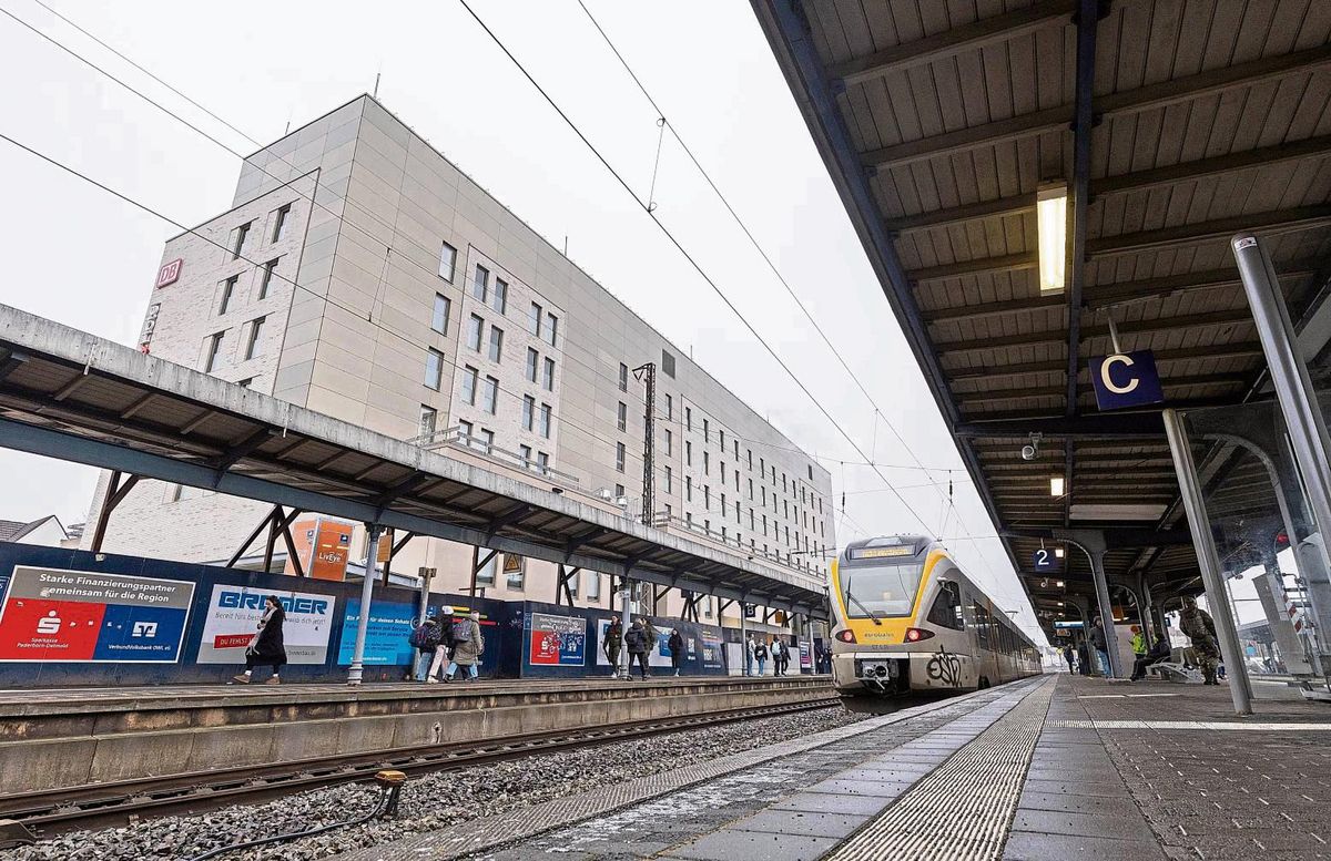 „Neue Perle Ostwestfalens“: Der Paderborner Hauptbahnhof wird fast drei Jahre nach dem Start der Bauarbeiten eröffnet. Foto: Tüns