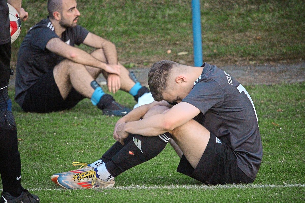 Auf die Riesenaufregung folgte die Riesenenttäuschung im Störmeder Lager: Die SuS-Reserve ist aus der Kreisliga C abgestiegen. Das Entscheidungsspiel um den Klassenerhalt verlor die Plümpe-Elf gegen Warstein II vor 168 Zuschauern in Effeln mit 0:2. Fotos: Heinke