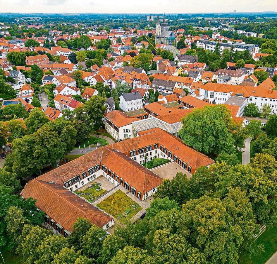 Seit Corona wird das Kreishaus von einem Sicherheitsdienst bewacht – das sorgt zuweilen für kontroverse Diskussionen. Foto: Dahm