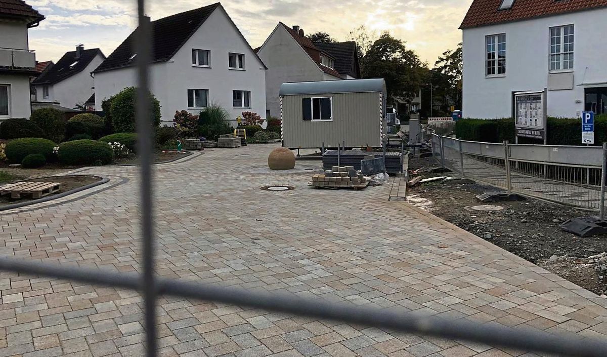 Letzte Pflasterarbeiten und der Feinschliff an der Kurpromenade stehen noch an. Dann ist sie fertig - deutlich früher als ursprünglich geplant. Foto: Mintert