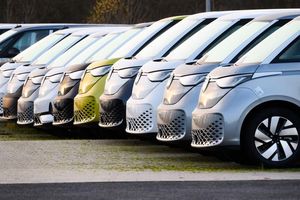 «Die elektrische Plattform steht», sagt Ministerpräsident Lies über den kriselnden Autokonzern Volkswagen. (Archivbild) - Foto: Julian Stratenschulte/dpa