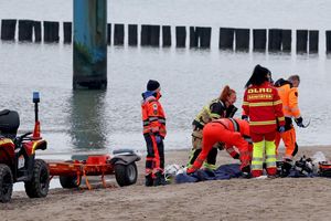 Rettungskräfte bargen einen Mann leblos aus der Ostsee vor Graal-Müritz. - Foto: Bernd Wüstneck/dpa