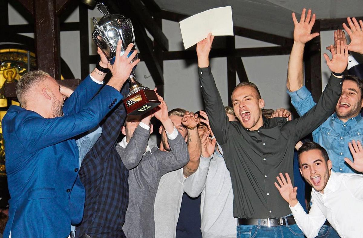 2017 war es, als beim letzten Erwitter Sportlerball im Lager des SuS Bad Westernkotten alle Dämme brachen, nachdem man zur Mannschaft des Jahres gekürt wurde. Am Samstag geht es in der Hellweghalle wieder rund. Archivfoto: Feichtinger