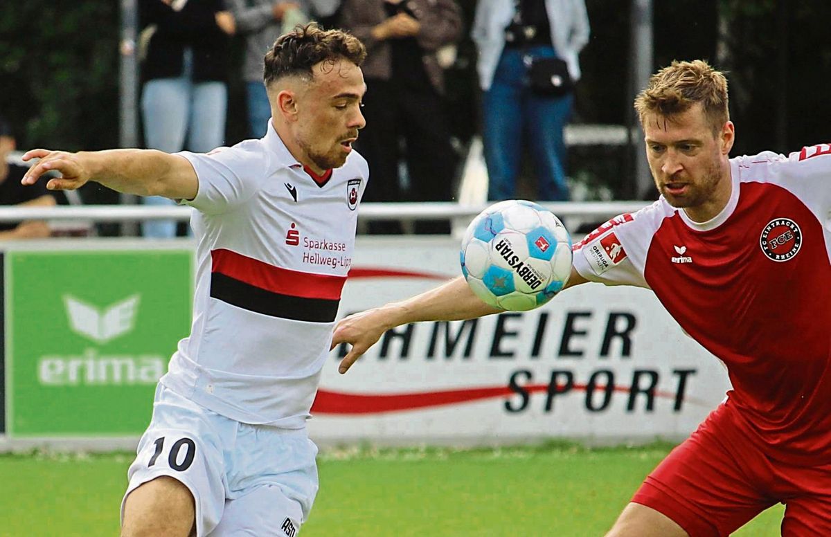 Ein letztes Mal im Trikot des SV Lippstadt zu sehen: Marcello Romano (l.) machte in der 63. Spielminute Platz für Nachwuchsmann Seungyoung Lee. Der 24-jährige Romano kehrt, wie berichtet, zurück zu ETB Schwarz-Weiß Essen. Fotos: Heinke