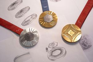 Objekte der Begierde: Medaillen der Spiele in Paris 2024. - Foto: Thibault Camus/AP/dpa/Archiv