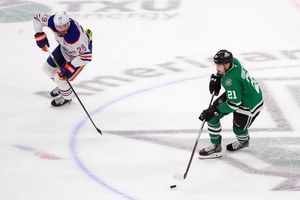 Leon Draisaitl (links) legte beim Sieg gegen die Dallas Stars seinen 13. Assist für die Edmonton Oilers in den laufenden Playoffs auf. - Foto: LM Otero/AP/dpa