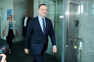 Unionsfraktionschef Jens Spahn auf dem Weg in den Haushaltsausschuss des Bundestages. - Foto: Annette Riedl/dpa