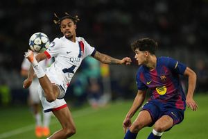 Artistisch: Bradley Barcola gewinnt mit Paris Saint-Germain verdient beim FC Barcelona. - Foto: Emilio Morenatti/AP/dpa