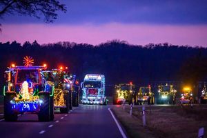 Weihnachtlich beleuchtete und geschmückte Traktoren und Lkw sind bei der Lichterfahrt der Oderlandbauern in Brandenburg unterwegs. - Foto: Patrick Pleul/dpa