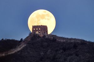 Der erste Vollmond des Jahres über dem Panlongshan-Abschnitt, der Großen Mauer in der chinesischen Hauptstadt Peking, zu sehen. Der erste Vollmond des Jahres wird auch "Wolfsmond" genannt. - Foto: Chen Yehua/XinHua/dpa