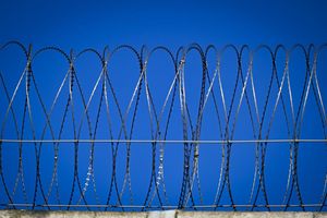 Der Digitalfunk von zahlreichen Haftanstalten lässt sich mit einem geringen technischen Aufwand auch aus der Ferne abhören. - Foto: Soeren Stache/dpa