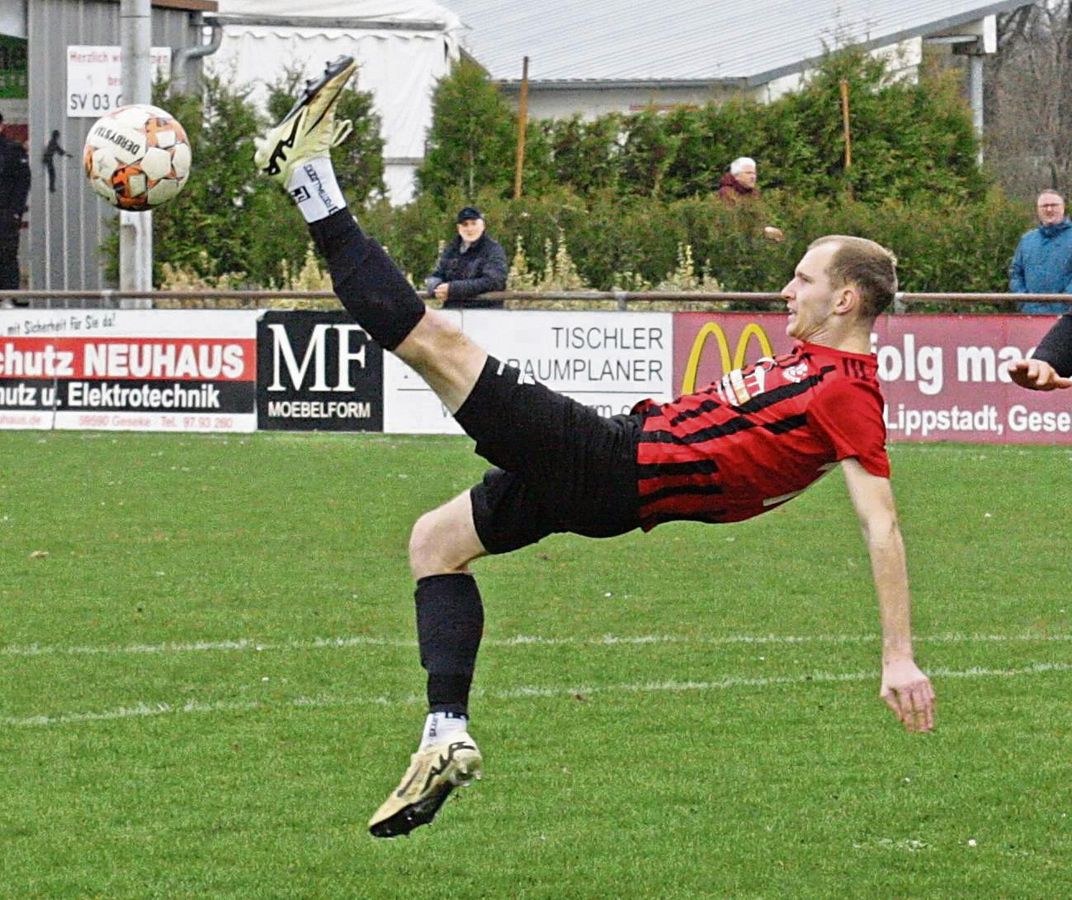 Besser ein artistischer Fallrückzieher als eine Rolle rückwärts: Dominik Henkel und der SV 03 Geseke brauchen im Abstiegskampf der Bezirksliga 13 dingend Punkte – auch im Auswärtsspiel beim BV Bad Lippspringe. Den ersten Vergleich gewannen die Hellwegstädter 3:2. Foto: Schlink