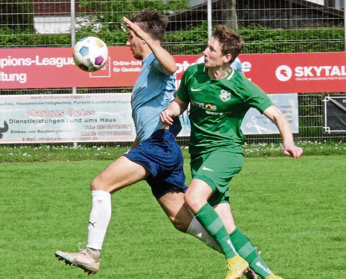 Auf Hochtouren läuft der Abstiegskampf in der Bezirksliga 13. Während der FC Mönninghausen (in Blau) im Derby gegen die ebenfalls abstiegsbedrohten Geseker einen weiteren Schritt Richtung rettendes Ufer machen will, kämpfen die Cappeler (in Grün) in Oestinghausen um wichtige Punkte für den Klassenerhalt. Foto: Schlink