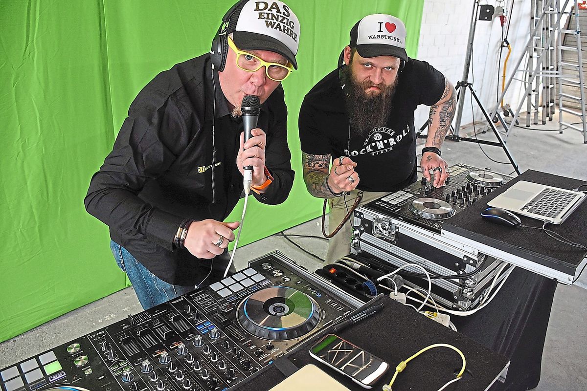 DJ Käpt´n Käse, hier mit DJ Reini (r.), steht bezüglich Song-Diskussionen auch im Austausch mit Kollegen. Archivfoto: Giannakis