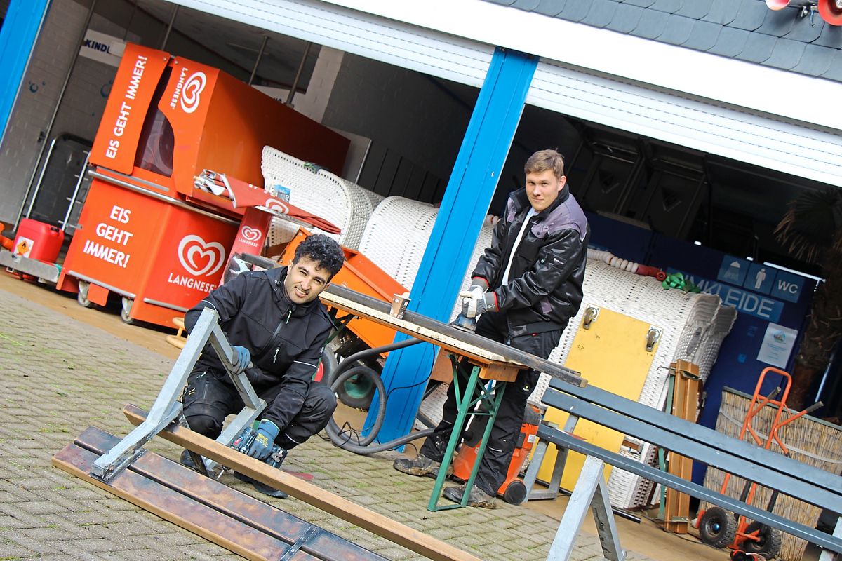 Neues Bademeister-Duo: Arno Setahyan (l.) und Max-Gregor Gerhardt arbeiten kräftig auf den Saisonstart im Biberbad hin. Fotos: Löseke
