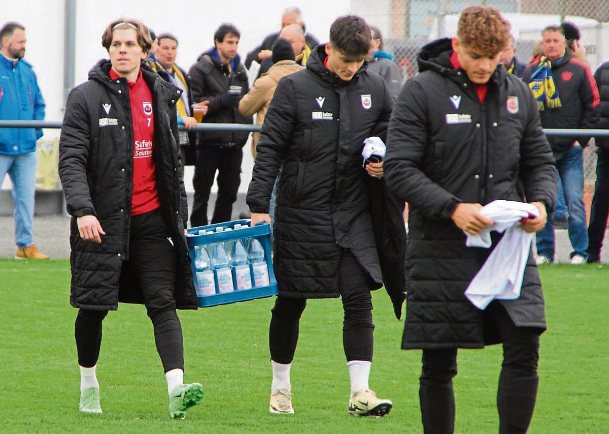 SV-Schock! Sommer-Neuzugang Lewin D’Hone (l.), der in Düren noch sein Comeback gefeiert hatte, fällt wegen eines neuerlichen Kreuzbandrisses monatelang aus. Diese bittere Diagnose überbrachte Lippstadts Trainer Bechtold vor dem Kellerkrimi gegen Velbert. Foto: Heinke