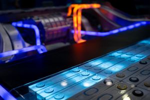 Eine schnellladende Batterie des chinesischen Herstellers CATL auf der Automesse IAA 2023. CATL hat seine Patentanmeldungen in der Batteriechnik stark gesteigert. (Archiv) - Foto: Sven Hoppe/dpa