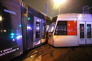 Eine Straßenbahn ist in Düsseldorf entgleist. - Foto: David Young/dpa