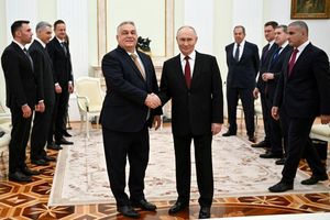 Kremlchef Wladimir Putin (r) und der ungarische Ministerpräsident Viktor Orban sprechen im Kreml auch über stabile und günstige Öl- und Gaslieferungen. - Foto: Alexander Nemenov/Pool AFP via AP/dpa