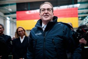 Bundesinnenminister Alexander Dobrindt (CSU) stellte die neue Einheit in Dienst. - Foto: Carsten Koall/dpa