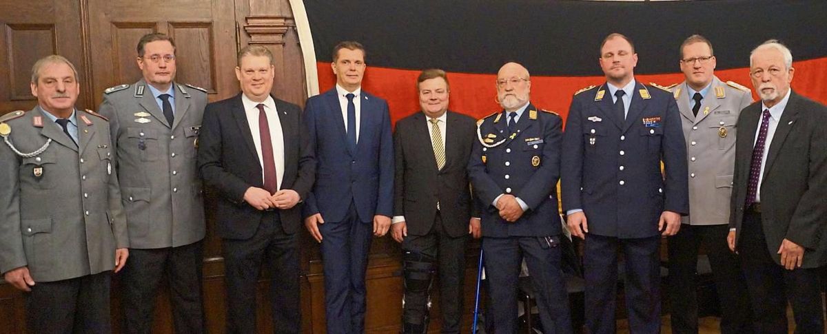 Unser Bild zeigt den Vorsitzenden Eckhard Schulze-Dasbeck (l.), der die Gäste aus Politik und Bundeswehr zum Neujahrsempfang der Reservistenkameradschaft begrüßte.