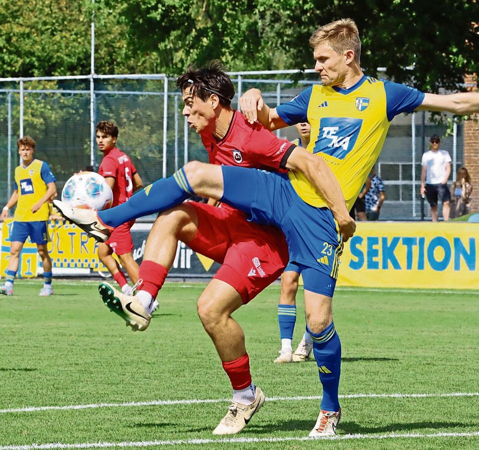 Sich am bestern gar nicht erst umklammern lassen: Gentrit Muja (l.), im Hintergrund Kiyan Sadeghi, will mit dem SV Lippstadt gegen den TuS Ennepetal einer erfolgreiche Heimpremiere feiern. Foto: Lütkehaus