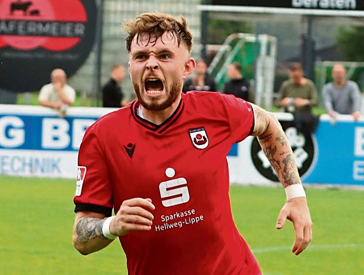 Alles muss raus! Fabian Brosowski setzte den sehenswerten Schlusspunkt unter eine absolut gelungene Heimpremiere: Der Neuzugang vom SC Wiedenbrück zirkelte in der Nachspielzeit einen Freistoß zum 3:0 maßgerecht ins Eck. Nicht nur diese Aktion war am Samstag in der Liebelt-Arena top. Foto: Lütkehaus