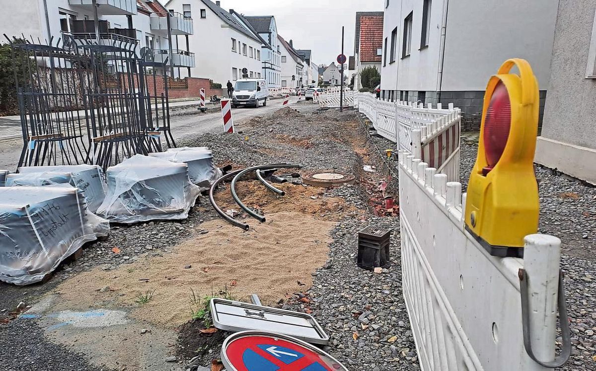 Weil geplante Investitionen in Straßen, Brücken und Co. nicht umgesetzt werden konnten, türmt sich das Geld. 39 Mio. Euro beträgt der Haushaltsrest. Nur im ersten Moment klingt das wie ein Widerspruch zum Haushalts-Defizit. Archivfoto: Niggenaber