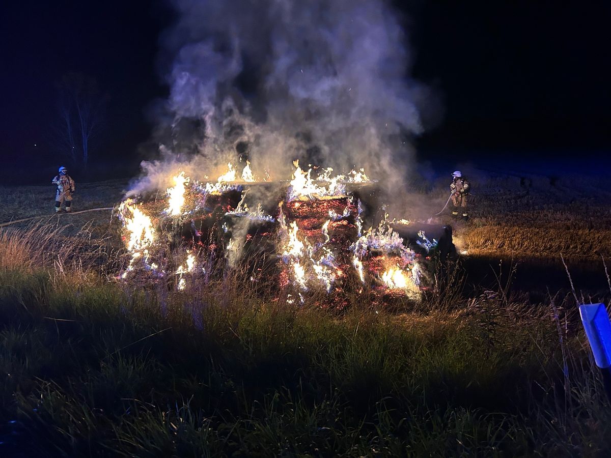 Einsatz für die Lippstädter Feuerwehr: In Ünninghausen standen Strohballen in Flammen. Fotos: Markus Finkeldei (Feuerwehr Lippstadt)