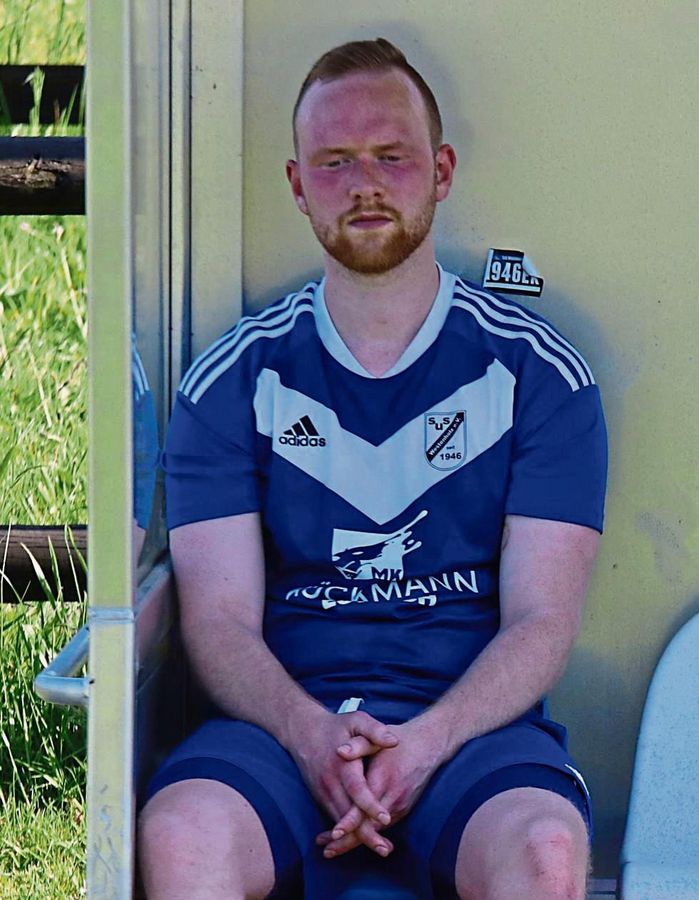 Aus und vorbei! Auch der Westenholzer Kapitän Finn Jürgensmeier wirkte direkt nach der 2:4-Heimpleite gegen den TuS Lohe und dem damit verbundenen sofortigen Wiederabstieg des SuS Westenholz aus der Landesliga sehr nachdenklich. Foto: Wiegand