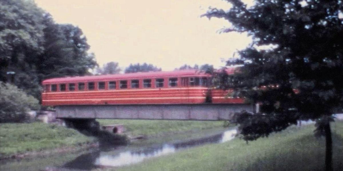 Ein WLE-Triebwagen überquert die Glennebrücke, die Grenze zwischen Liesborn und Cappel. Was das Foto erahnen lässt, war wohl auch ein Grund für die Einstellung des Betriebs: Die Nachfrage blieb zum Schluss meist aus. Foto: Eugen Teigeler