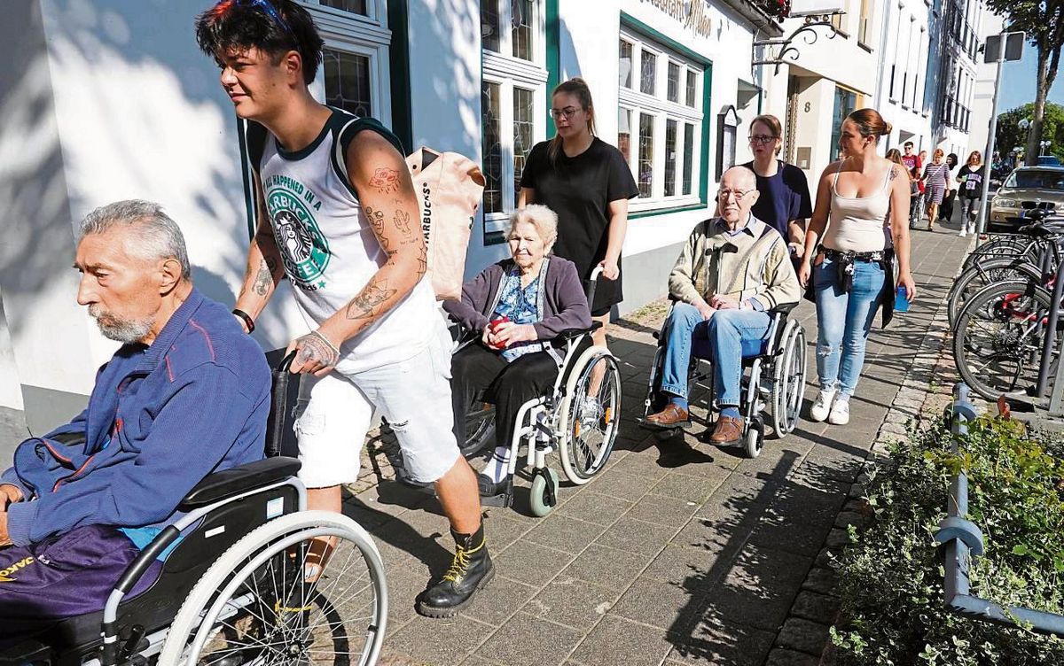Umzugs-Kolonne: In einem Konvoi aus Rollstühlen und Rollatoren ging es am Dienstagvormittag für 30 Heimbewohner von der Burgstraße in das Quartier Südliche Altstadt, die Senioren wurden von Angehörigen und Pflegeschülern begleitet. Zehn bettlägerige Bewohner sind in Krankenwagen liegend transportiert worden. Fotos: Vielberg