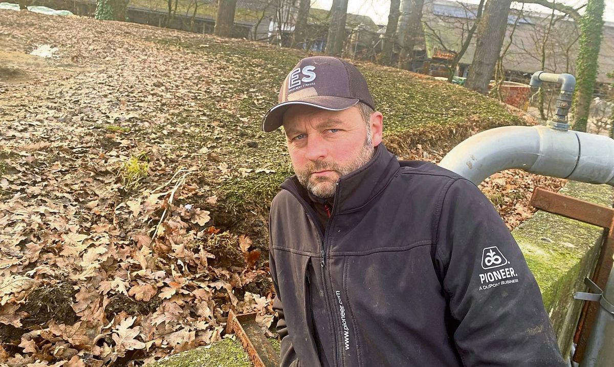 Randvoll: Josef Kückmann-Kemper vor seinem Hochlager. Obendrauf liegt Eichenlaub, darunter schwimmen 580 000 Liter Gülle. Foto: Vielberg