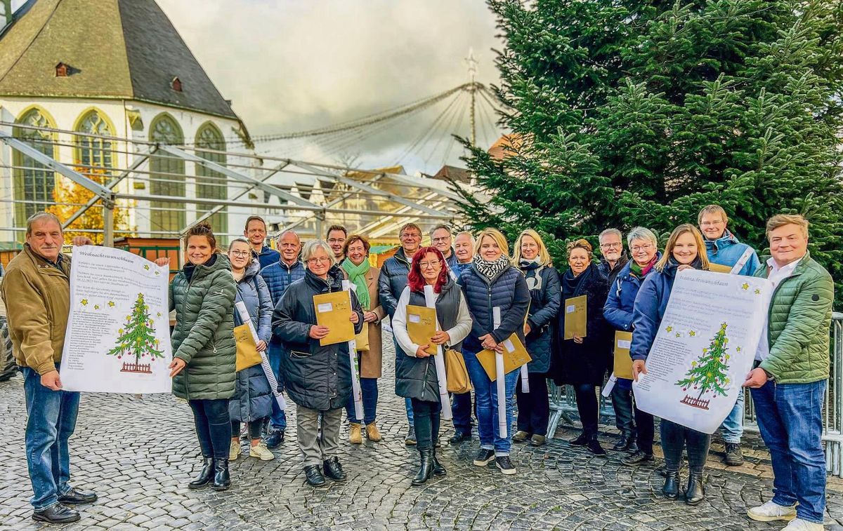 Zwanzig Wünsche mehr als letztes Jahr erreichten in diesem Jahr das Organisatoren-Team rund um Christina Deimel-Fecke (2.v.l.) und Kerstin Beckschulte (3.v.r.) von der Stadt Lippstadt. Foto: N. Wissing
