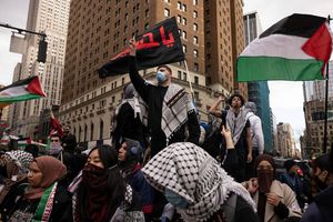 Propalästinensische Demonstranten skandieren Parolen während einer Demonstration in New York (Symbolbild). - Foto: Yuki Iwamura/FR171758 AP/AP