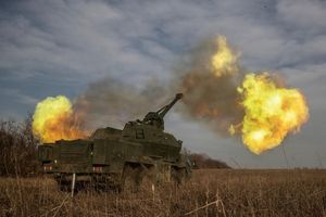 Eine ukrainische 152-mm-Panzerhaubitze Dana feuert auf russische Stellungen in der Region Donezk. - Foto: Roman Chop/AP/dpa