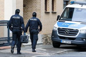 Bei den Durchsuchungen waren Spezialkräfte der Polizei im Einsatz. - Foto: --/dpa