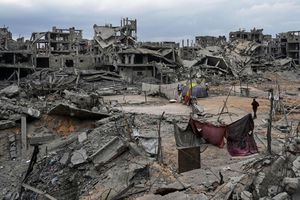 Viele Leichen von Geiseln könnten mutmaßlich unter den Ruinen ausgebombter Gebäude oder in Tunnelschächten verschüttet sein. (Archivbild) - Foto: Abdel Kareem Hana/AP/dpa