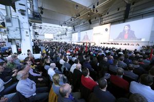 Die Betriebsratsvorsitzende Daniela Cavallo berichtete vor Tausenden Beschäftigten in Halle 11 über die Stimmung in der Belegschaft. - Foto: Kevin Nobs/VW-Betriebsrat/dpa